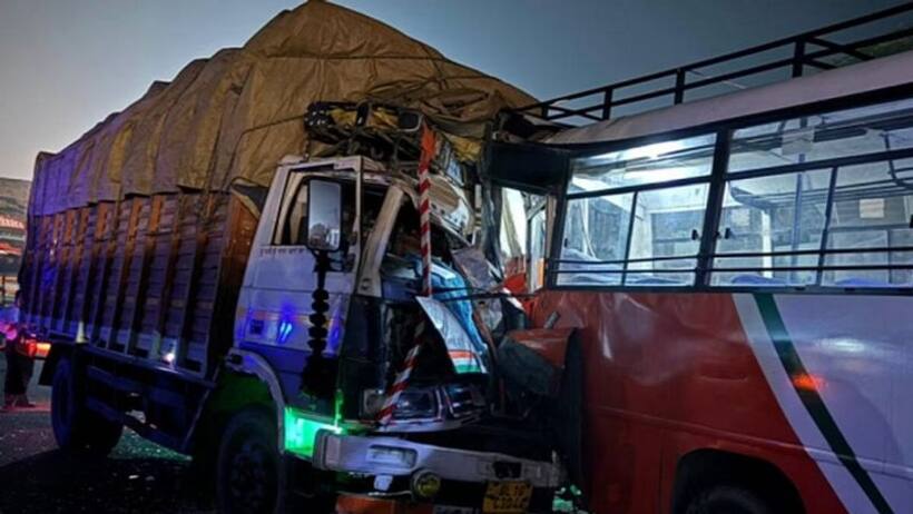 दीपावली के पहले गोरखपुर में भीषण रोड एक्सीडेंट: डीसीएम की सड़क पर खड़ी बस से टक्कर, 6 की मौत 25 घायल
