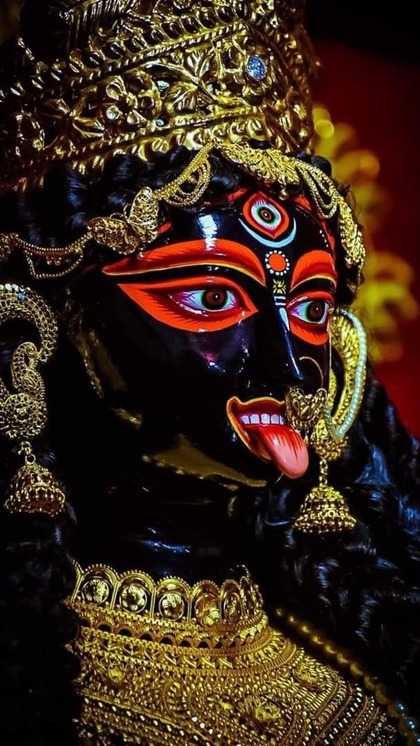 <p>दिवाली में एक तरफ जहां मां लक्ष्मी की पूजा की जाती है तो वहीं आधी रात में मां काली की पूजा की जाती है। इस बार मां काली पूजा का शुभ मुहूर्त रात 10:55 से लेकर 11:45 तक रहेगा।<br />
 </p>
