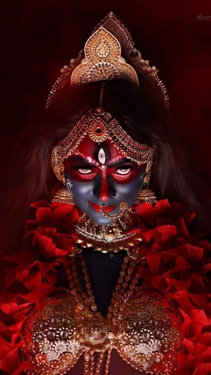 <p>एक तरफ जहां लोग दिवाली की खुशियां मना रहे होते हैं तो वहीं तांत्रिक भक्तों के लिए यह रात एक भयावह होती है जब मां काली कठिन साधना और तप की परीक्षा लेती है।<br />
 </p>
