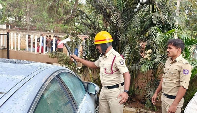 Fire to Jaguar Car at Kunigal in Tumakuru grg