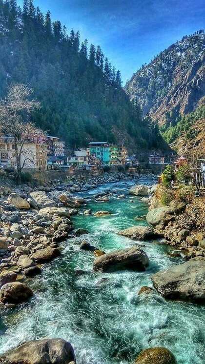 <p>लिस्ट में पहले नंबर पर उत्तराखंड का सबसे खूबसूरत हिल स्टेशन लैंसडाउन है। यहां पर आप दिलकश मौसम पहाड़ और प्रकृति का मजा उठा सकते हैं। वीकेंड के लिए यह जगह बेस्ट है।</p>

