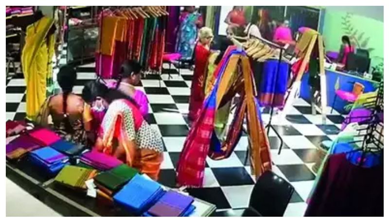 women gang stole rs 7 lakh sarees from shop prm 