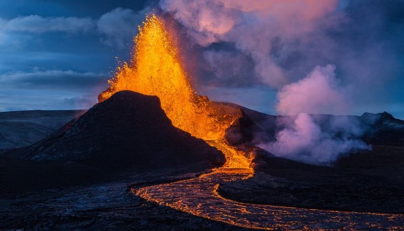 Iceland declares state of emergency as powerful earthquakes stoke volcanic eruption fears AJR