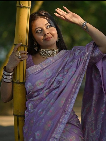 <p>बनारसी साड़ी हमेशा फैशन में रहती है इस सदी के साथ आप चाहे तो कुंदन या मोती की ज्वेलरी पेयर कर सकती हैं।</p>
