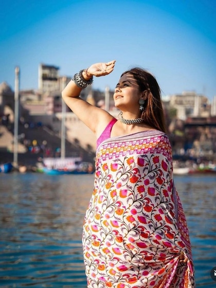 <p>देवोलीना ने इस प्रिंटेड साड़ी के साथ ऑक्सिडाइज्ड ज्वैलरी कैरी की है। इस तरह की साड़ियां ऑनलाइन हजार रुपए तक मिल जाएगी जो कि बजट फ्रेंडली है।</p>
