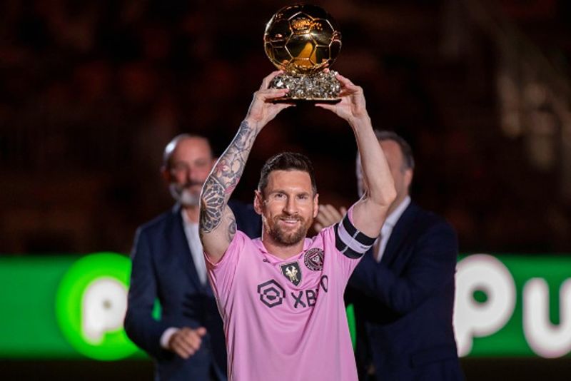 football WATCH Lionel Messi celebrates 8th Ballon d'Or trophy with Inter Miami fans amid 'Messi, Messi' chants snt