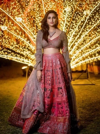 <p>गाजरी कलर के लहंगे के साथ परिणीति ने मैचिंग ज्वैलरी पेयर किया है। ऑफिस लहंगे को रीक्रिएट करके एकदम पटोला लगेंगी ।</p>
