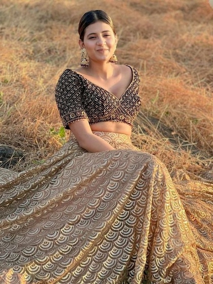 <p>गोल्डन लहंगे पर एंब्रायडर्ड ब्लाउज है और साथ में हैवी झुमकियां पेयर की गई है। आप इसके साथ गोल्डन चुन्नी लगा सकती हैं।</p>
