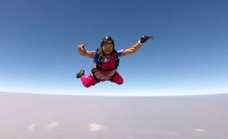 Indian female skydiver sets new record, Jumps from 21,500 feet in front of Mount Everest - bsb