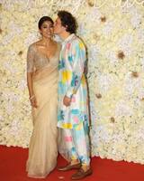 దీపావళి పార్టీలో రచ్చ రచ్చ చేసిన శ్రీయ.. డీప్ నెక్ బ్లౌజ్ లో ఎలా రెచ్చిపోయిందో చూడండి, దారుణంగా ట్రోలింగ్  