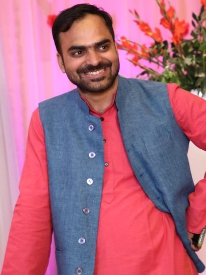 <p>हिमांशु लखनऊ के राजा बाजार के रहने वाले हैं। पिता गवर्नमेंट टीचर थे। मां हाउसवाइफ हैं। पुराने लखनऊ में मिली जुली संस्कृति में परवरिश की वजह से और ज़ुबान बेहतरीन था ।</p>
