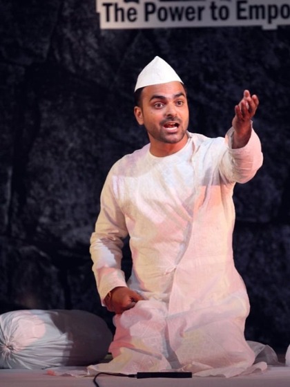 <p>हिमांशु ने वर्धा के महात्मा गांधी अंतरराष्ट्रीय हिंदी विश्वविद्यालय से लखनऊ के ऐतिहासिक नवल किशोर प्रेस पर पीएचडी की है।साल 2021 में उन्हें साहित्य अकादमी पुरस्कार से नवाज़ा गया था। </p>
