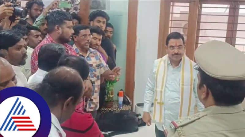 Union minister pralhad joshi warn to police inspector at hubballi today rav