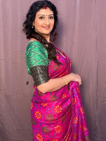 <p>फ्यूशिया साड़ी के साथ मैचिंग ग्रीन ब्लाउज और फिश टेल ब्रेड अगर आप भाई दूज में पहनेगी तो भाई भी आपकी नजर उतारने से खुद को रोक नहीं पाएगा।</p>
