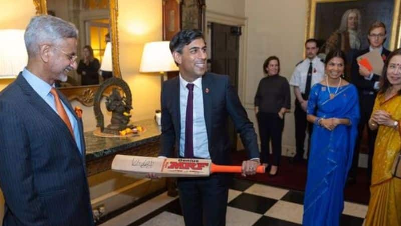 Jaishankar gifts virat kohli signed bat to UK PM Rishi Sunak on Diwali gan