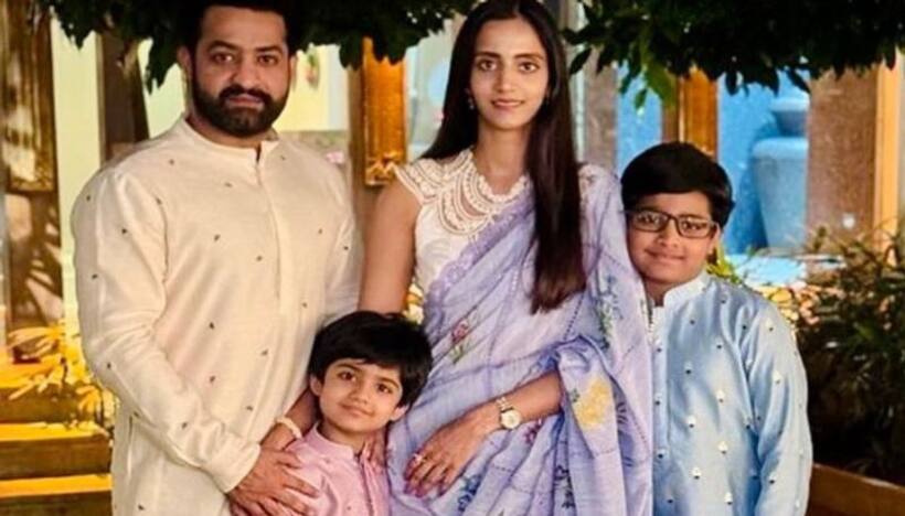 ఎన్టీఆర్‌ పిల్లలు అభయ్‌ రామ్‌, భార్గవ్‌ రామ్‌ ఎంత క్యూట్‌ గా ఉన్నారో.. తారక్‌ దీపావళి ఫ్యామిలీ పిక్‌ వైరల్‌