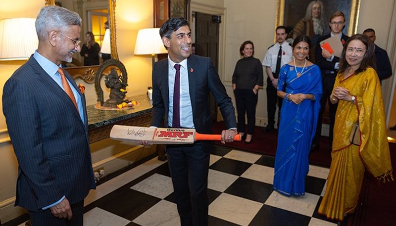 Jaishankar meets UK PM Rishi Sunak on Diwali gifts cricket bat with Virat Kohli autograph gcw