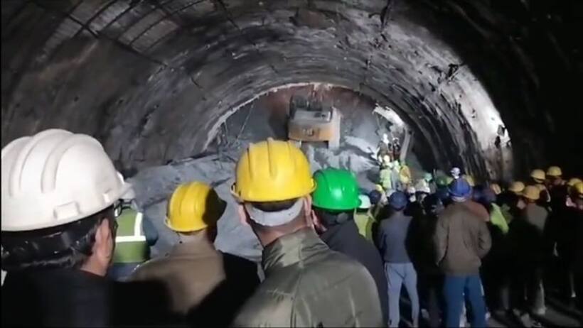 Uttarkashi tunnel collapse : ఇంకా సొరంగంలోనే రాని కార్మికులు.. ఘటనా స్థలానికి చేరుకున్న అంతర్జాతీయ నిపుణులు