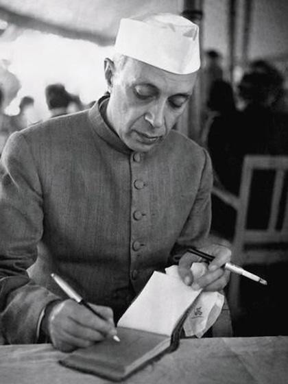 <p>14 नवबंर को देश के पहले प्रधानमंत्री पंडित जवाहर लाल नेहरू का जन्म हुआ था। उन्हें लेकर कई किस्से प्रचलित हैं। कहा जाता है, नेहरू राजशाही और आलीशान जिंदगी जीते थे।<br />
 </p>

