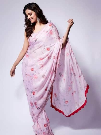<p>कीर्ति ने पिंक कलर की प्रिंटेड साड़ी पहनी है जिसके बॉर्डर पर लेस लगा हुआ है।कानों में बड़े झुमके कैरी किए हैं आप अगर सिंपल लुक चाहती है तो यह साड़ी छठ पूजा के लिए एकदम परफेक्ट है।</p>
