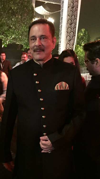<p>मीडिया रिपोर्ट्स की मानें तो 1978 में सुब्रत रॉय गोरखपुर में स्कूटर पर अपने दोस्त के साथ बिस्कुट और नमकीन बेचा करते थे। दोस्त के साथ छोटे स्तर से कारोबार की शुरुआत की थी।</p>
