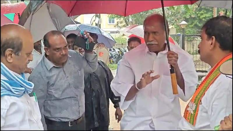 cm rangasamy inspects rain affected areas in puducherry vel