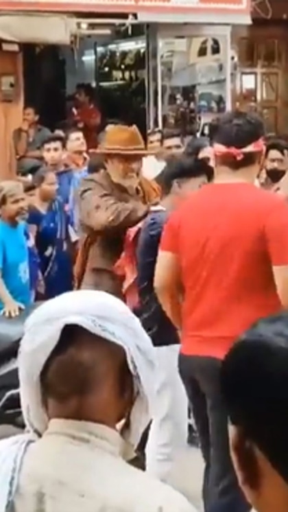 <p>बता दे, नाना पाटेकर ने सेल्फी ले रहे फैन को जोरदार थप्पड़ जड़ दिया जिसका वीडियो सोशल मीडिया पर वायरल हो रहा है।<br />
 </p>

