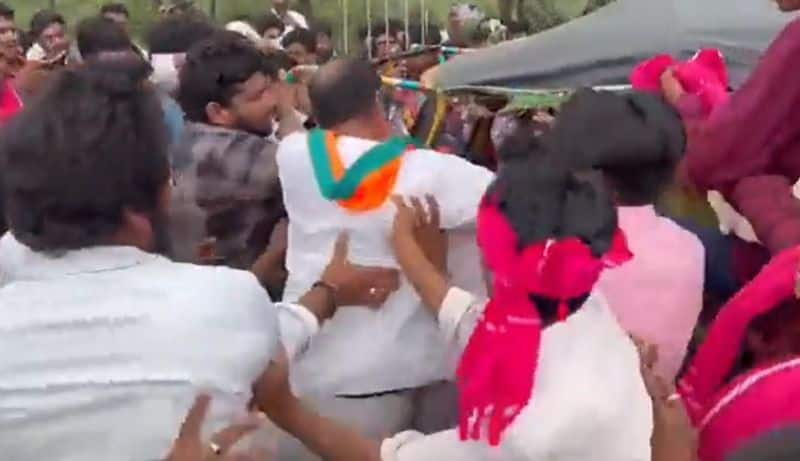 Attack of BRS workers on Nalgonda BJP president.. Kishan Reddy condemned.. Video viral..ISR