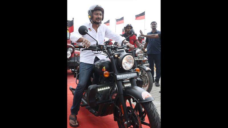 minister udhayanidhi stalin flagging and started bike ride for campaign about dmk youth wing meeting in kanyakumari vel