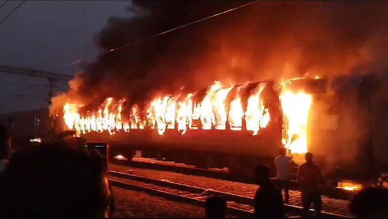 Massive fire erupts in New Delhi-Darbhanga Express train near Etawah