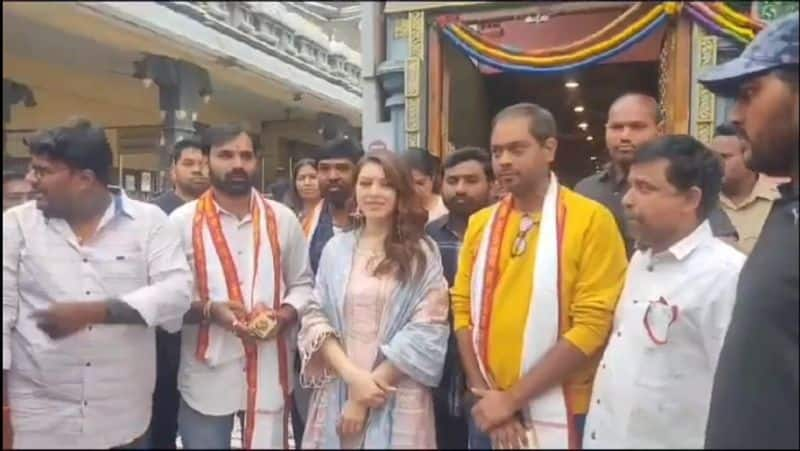 Hansika Motwani visit vijayawada kanaga durgai amman temple for my name is shruti movie release gan