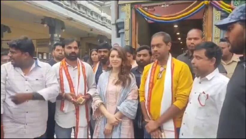 விஜயவாடாவில் உள்ள கனக துர்கை அம்மன் கோயிலுக்கு திடீர் விசிட் அடித்த ஹன்சிகா   என்ன விசேஷம் தெரியுமா?