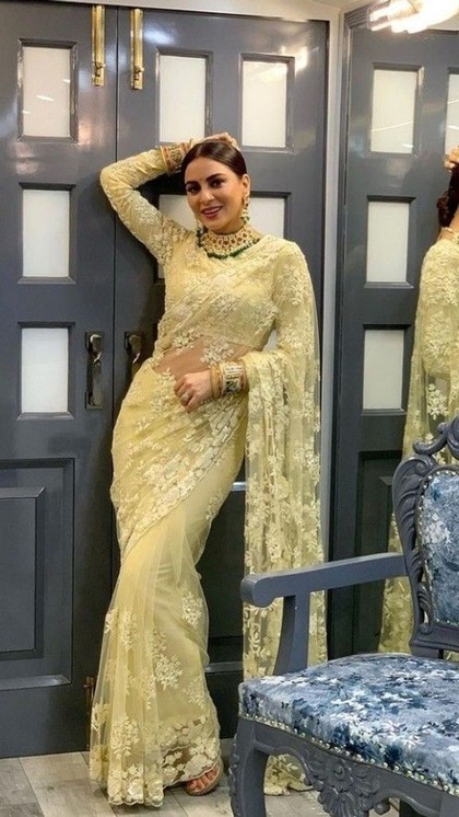 <p>शादियों के सीजन में जॉर्जट साड़ी खूब भाती है। मार्केट में ऐसी डिजाइन की साड़ियां आराम से मिल जाएंगी। आप स्लीवलेस ब्लाउज के साथ साड़ी लुक को रिक्रिएट कर सकती हैं। </p>
