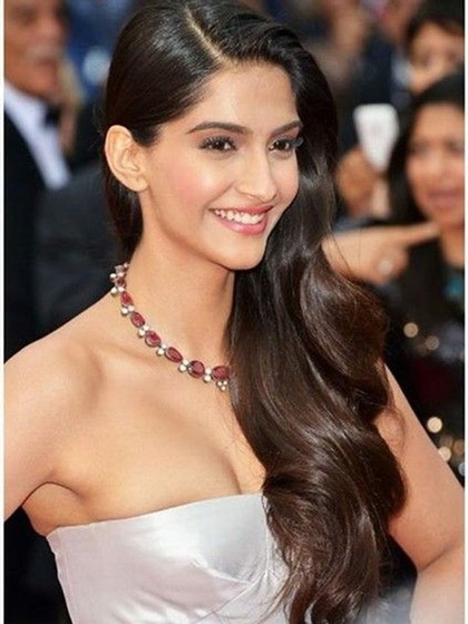 <p>सोनम की पर्सनालिटी का सबसे खूबसूरत हिस्सा हैं उनके सिल्की बाल (Sonam Kapoor Hair) और ऐसे खूबसूरत बालों की चाहत सभी लड़कियों को होती है। </p>
