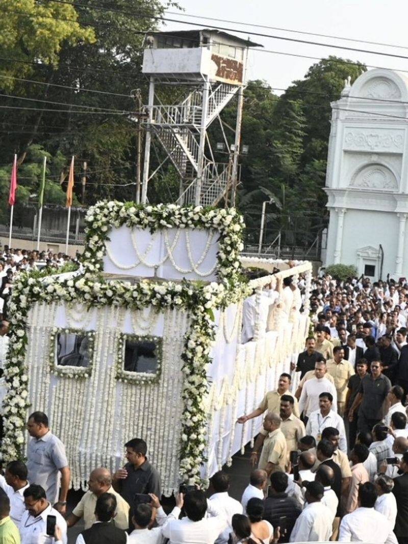 thousand of people gathered  in subrata roy sahara funeral zkamn