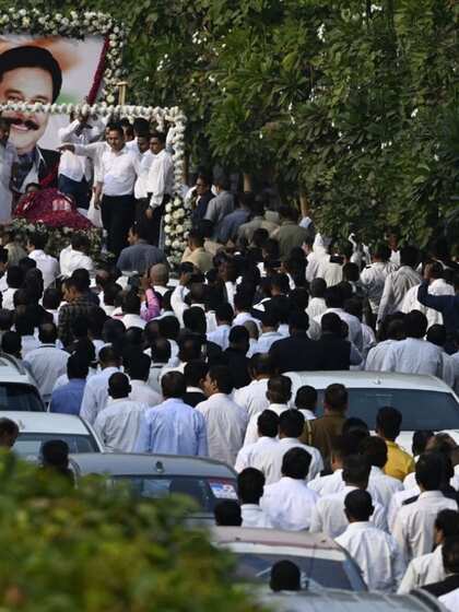 सहारा श्री के अंतिम दर्शन करने के लिए करीब 30000 लोग सड़क पर थे