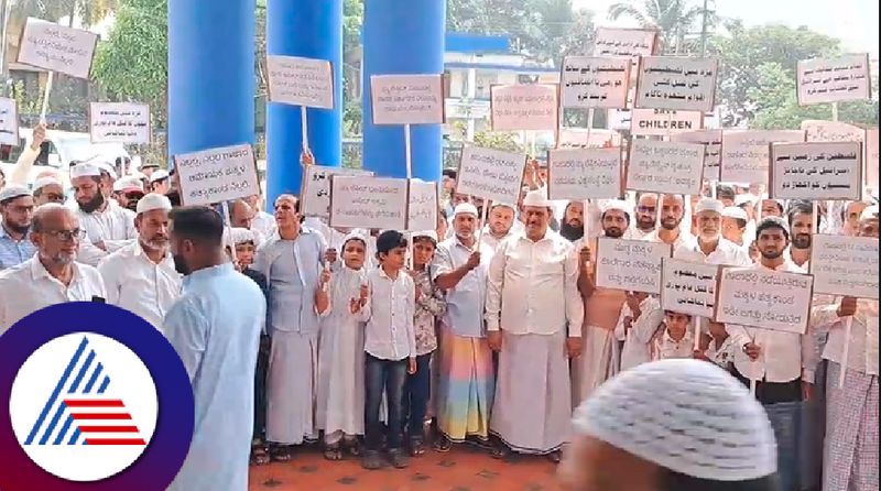 Silent protest by Muslim organizations condemning Israels attack on Palestine in karwar at uttara kannada rav