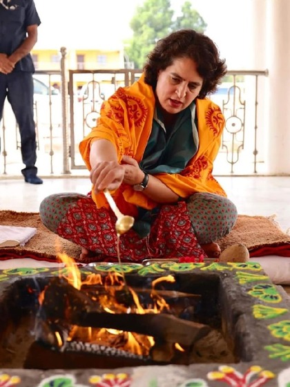 प्रियंका गांधी को किसने सिखाया गायत्री मंत्र? भीड़ के सामने खोला राज