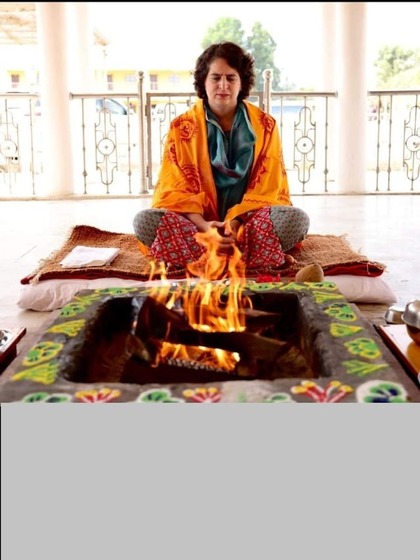 <p>प्रियंका गांधी ने सांगवाड़ा स्थित गायत्री पीठ में हवन—पूजन भी किया। यजमान की तरह हवन करती दिखीं।</p>
