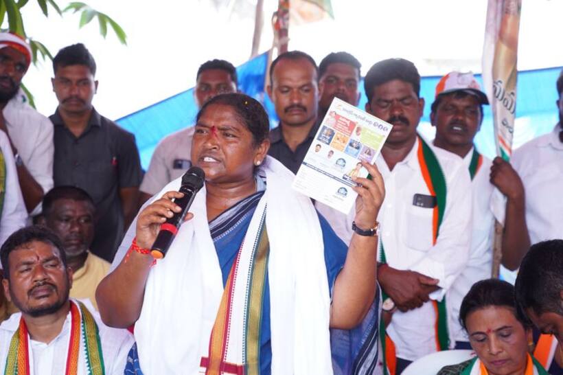 Congress: బీఆర్‌ఎస్‌ నేతల మోసపూరిత వ్యూహాలకు లొంగిపోవద్దు..  సీతక్క హెచ్చరిక‌లు