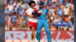 Who was the intruder in the World Cup final trying to hug Virat Kohli? osf