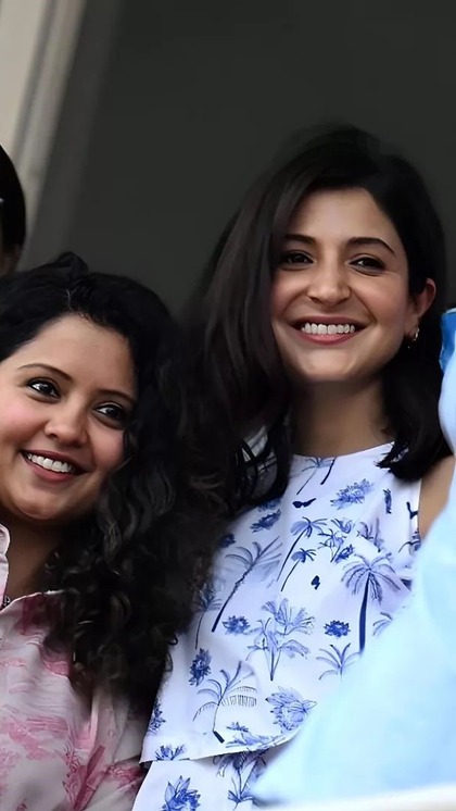 <p>अश्विन भले मैच न खेल रहे हो लेकिन उनकी पत्नी भी फाइनल मुकाबला देखने पहुंचीं। अनुष्का के साथ उनकी तस्वीरे वायरल हैं जिसमें अनुष्का बहुत ज्यादा क्यूट लग रही हैं। </p>
