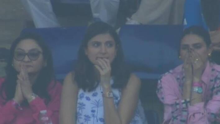 Anushka-Sharma-and-athiya-Shetty-reaction-when-Virat-Kohli-bold