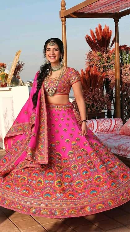 <p>राधिका के लहंगे की कीमत लाखों में है। आप मम्मी की पुरानी प्रिंटेड साड़ी से लहंगा बनवा सकती हैं। मैचिंग में गोल्डन ब्लाउज और दुपट्टा चुने। हैवी इयररिंग्स लुक में चार चांद लगाएंगे। </p>
