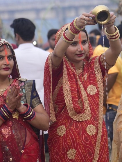 <p>लखनऊ के लक्ष्मण मेला मैदान में संतान की लंबी आयु और परिवार की खुशहाली के लिए महिलाओं ने छठ के पर्व पर सूर्य देव की उपासना किया।</p>
