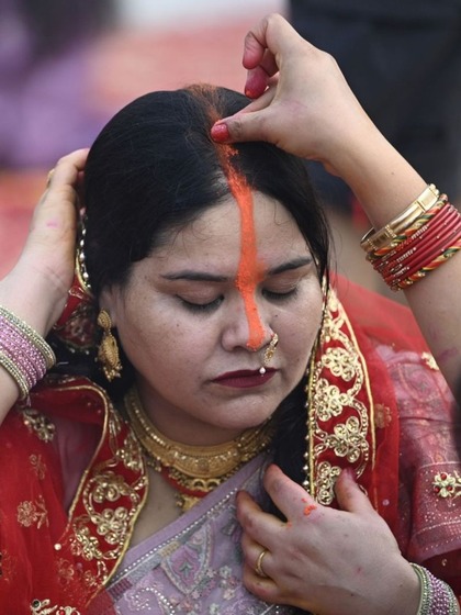 <p>छठ मैया की पूजा के लिए शाम को ही महिलाएं सोलह सिंगार कर पूजा स्थल पर पहुंच गई और सूर्य को अर्ध देकर विधि विधान से पूजन किया।</p>
