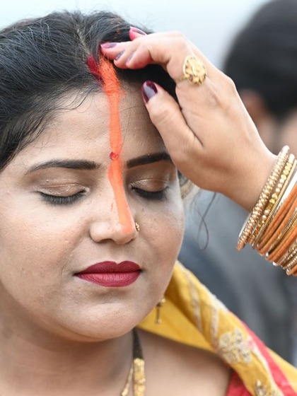 <p>महिलाओं ने डूबते सूर्य को गेहूं के आटे गुड़ व्  शक्कर से बने ठेकुए, नारियल, केला, हल्दी, सेब, फल फूल, वगैरह हाथों में लेकर छठ माता की पूजा किया और लोकगीत गया।</p>
