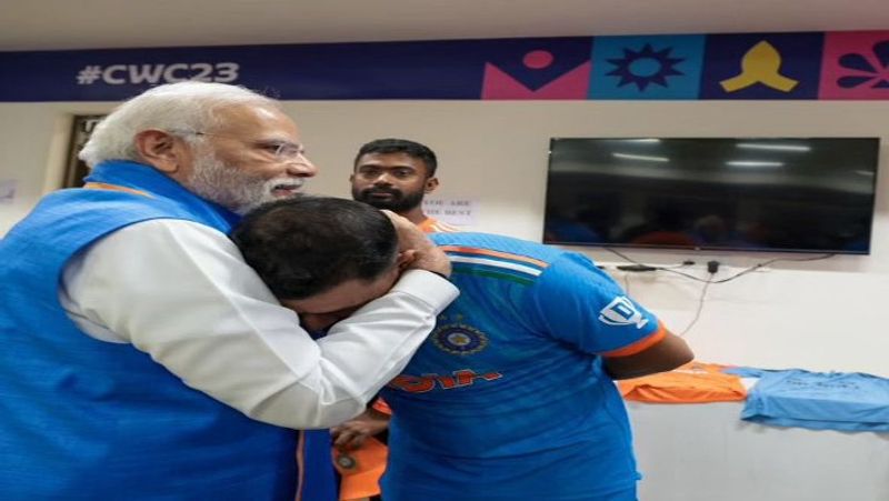 narendra modi huggs mohammed shami after world cup lose against australia