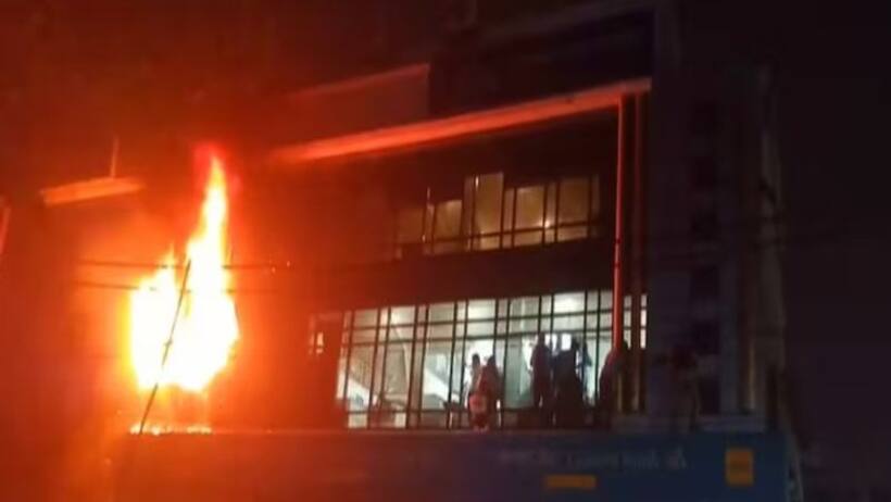 लखनऊ के कैनरा बैंक में लगी आग,50 से ज्यादा लोग अंदर फंसे 