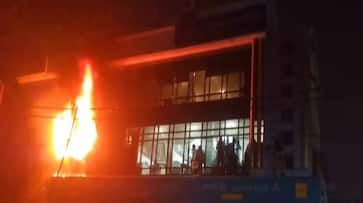 Lucknow news Fire broke out in Canara Bank in Hazratganj,people jumped from the building kxa 